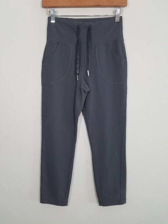 lululemon athletica Pants - Like New Lululemon Legging Pants Pockets Cropped Size 6